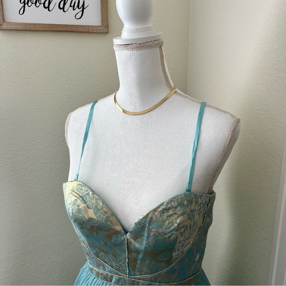 Jennifer Zeuner 14K Hamilton Yellow Gold IP Plated Herringbone Necklace - Picture 10 of 11